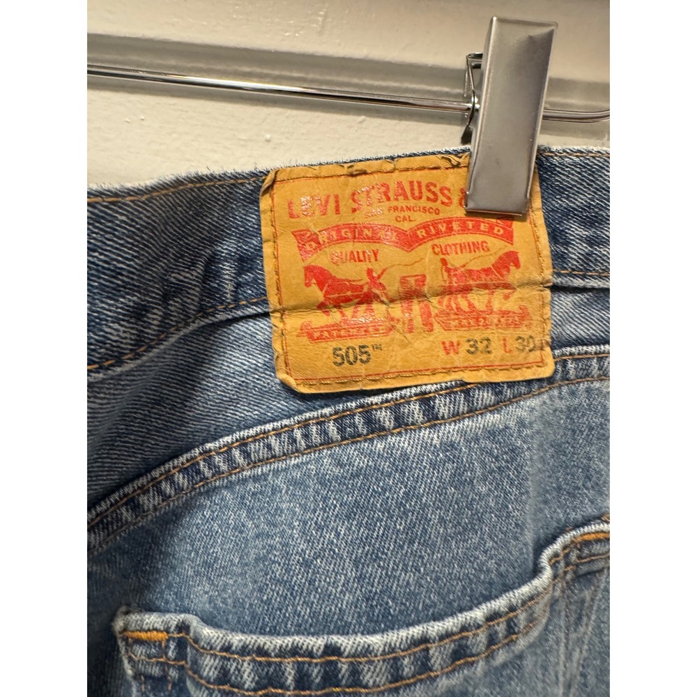 Levis 505 Regular Fit Straight Leg Jeans Medium Wash Blue Denim W32 L30 Cut Hem - Picture 5 of 5